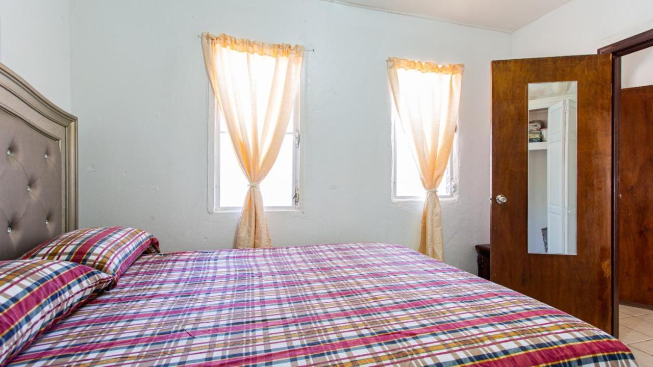 Moonlight Cottage East End Village Luaran gambar