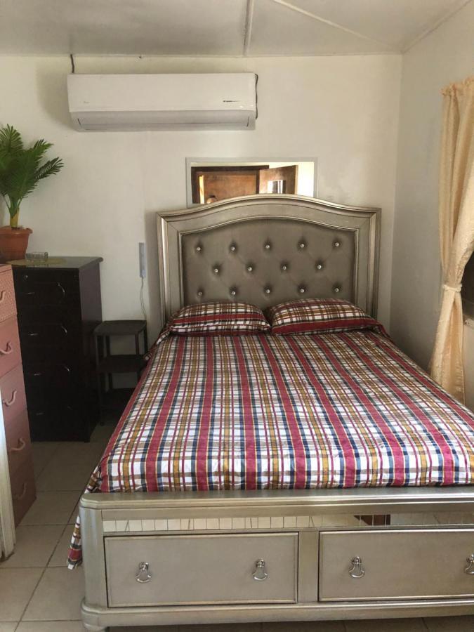 Moonlight Cottage East End Village Luaran gambar