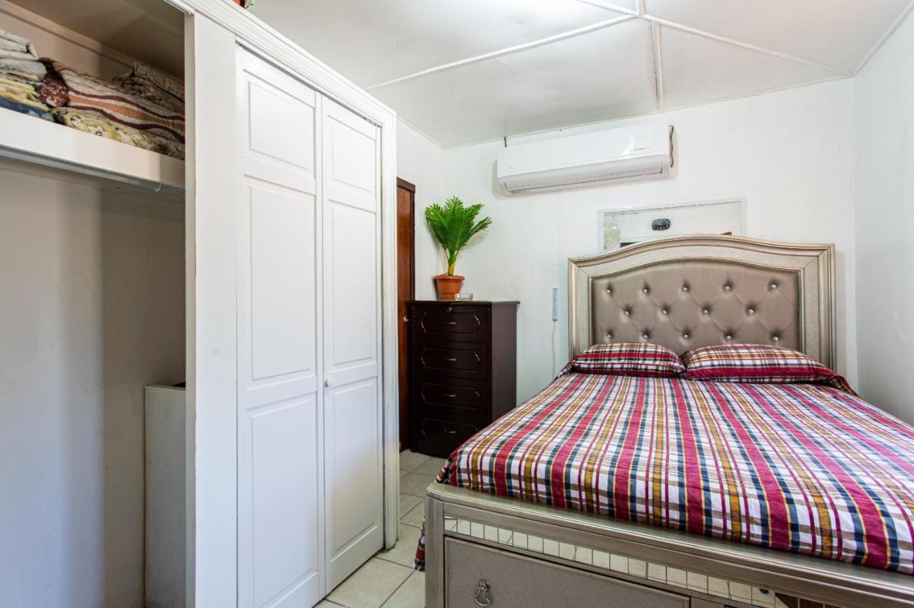 Moonlight Cottage East End Village Luaran gambar