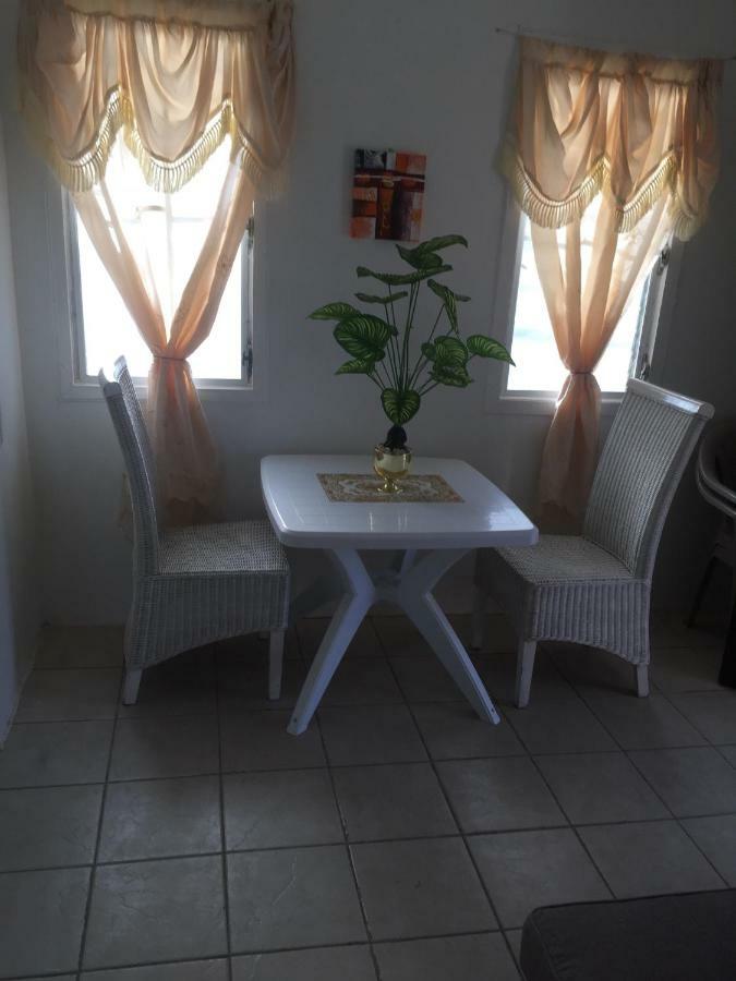 Moonlight Cottage East End Village Luaran gambar