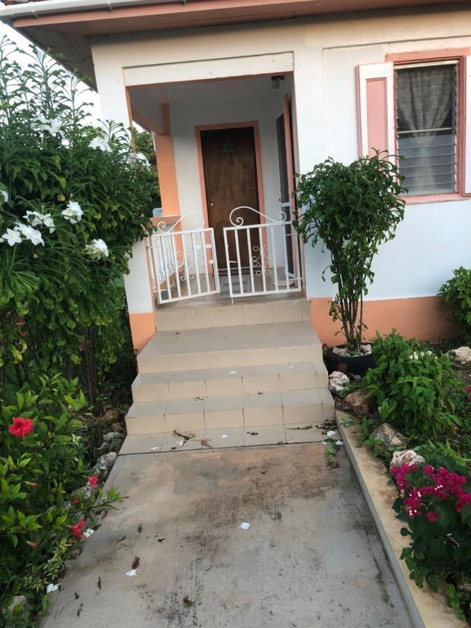 Moonlight Cottage East End Village Luaran gambar
